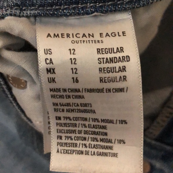 AE Light wash high waisted mom jeans - Picture 3 of 4